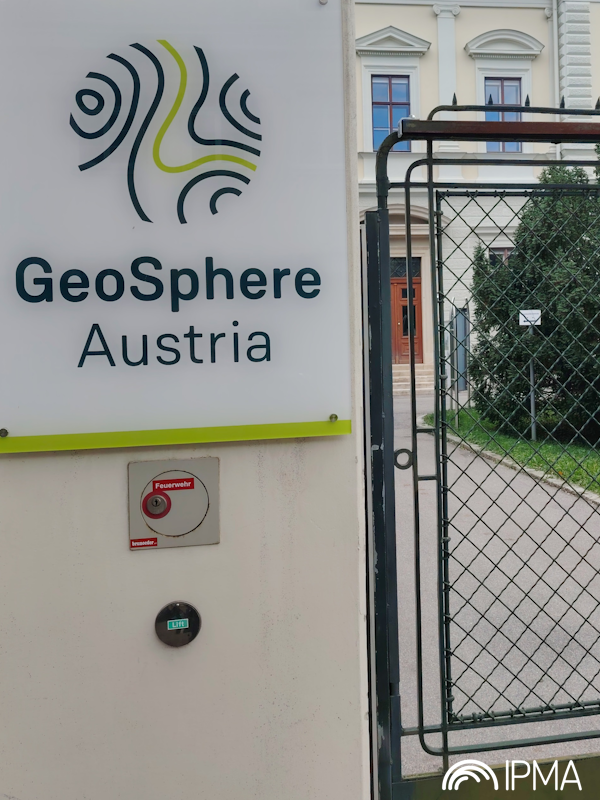 Entrada do edifício GeoSphere Austria, em Viena