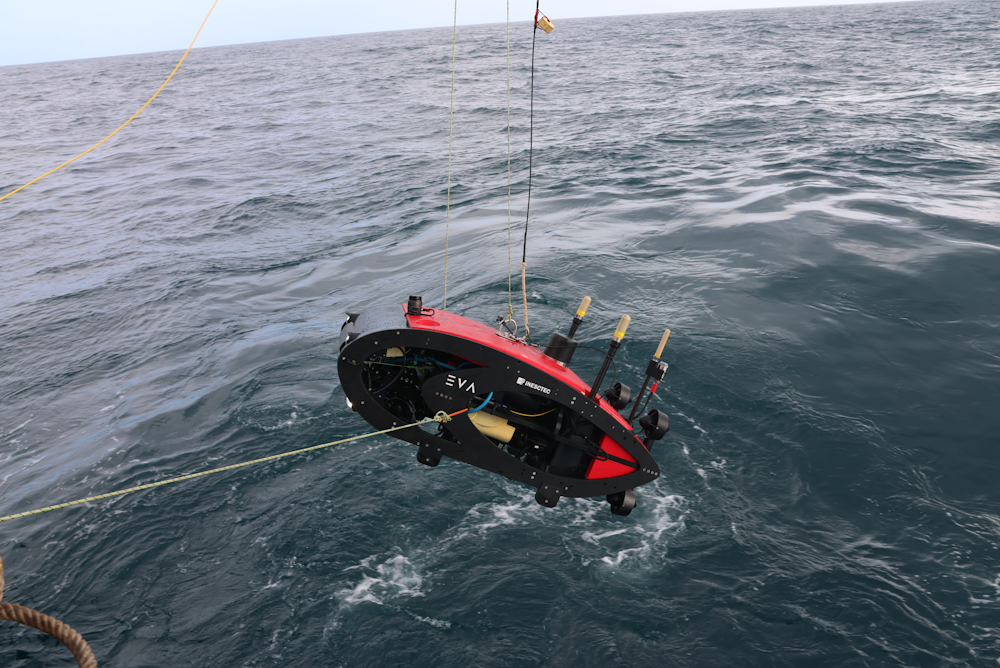 Veículo autónomo subaquático (AUV, na sigla inglesa) EVA, do INESC TEC, a ser lançado.